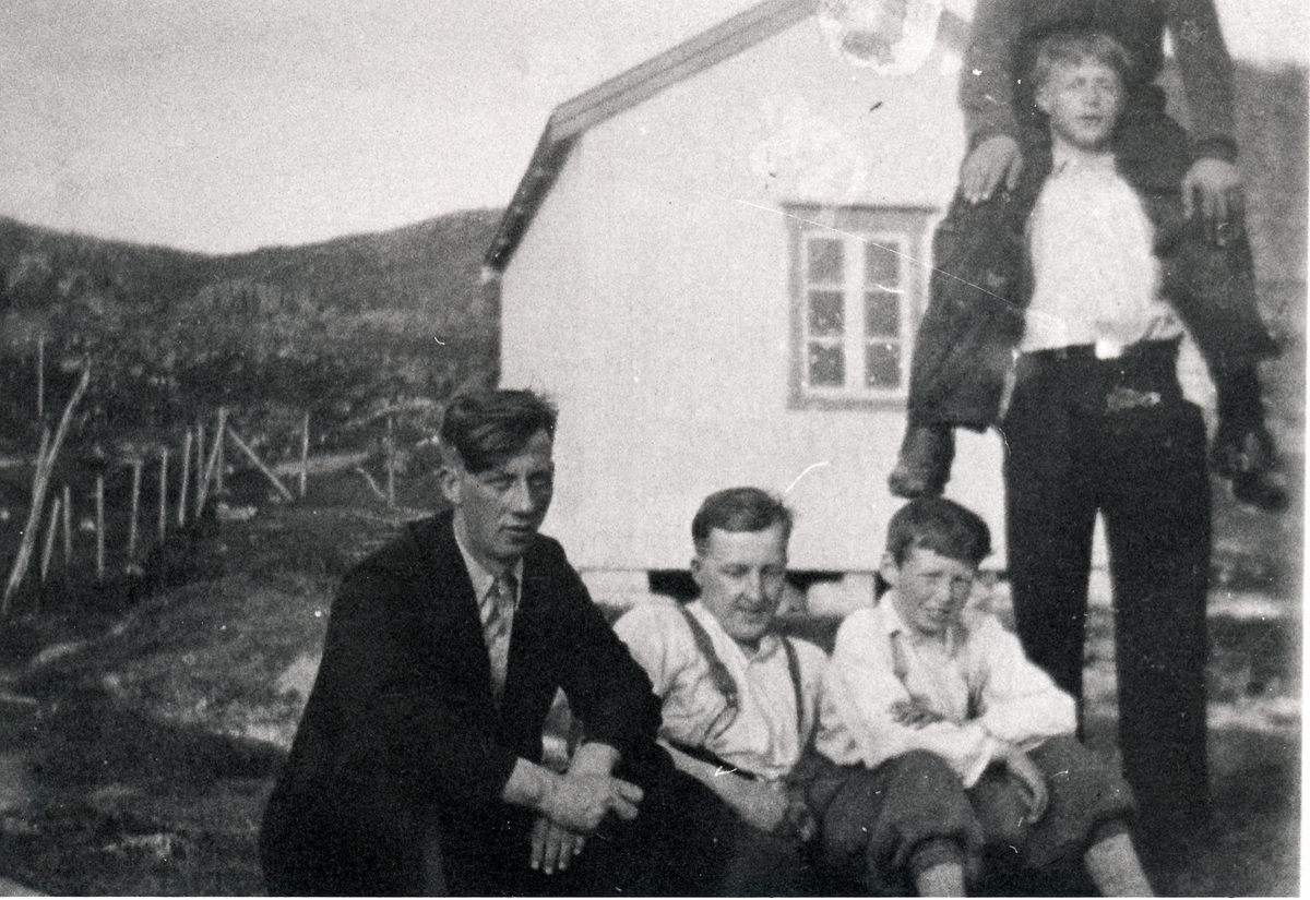 Personer samla i Vikan, Torsken i 1940årene