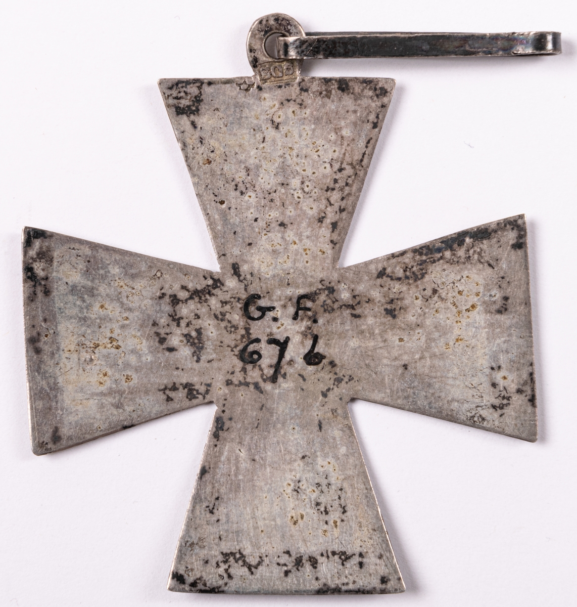 Kors för föreningen Idka Dygden.
Del av 6 stycken föreningestecken i silver, två korsformiga, 4 runda.