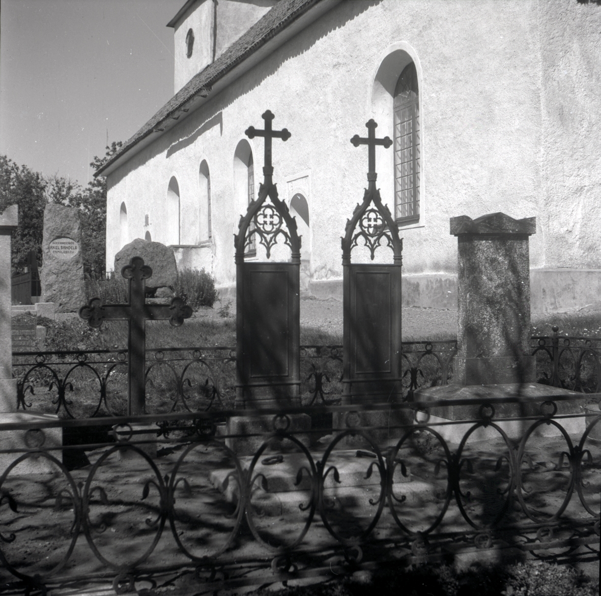 Gravvårdar av gjutjärn på Döderhults kyrkogård.