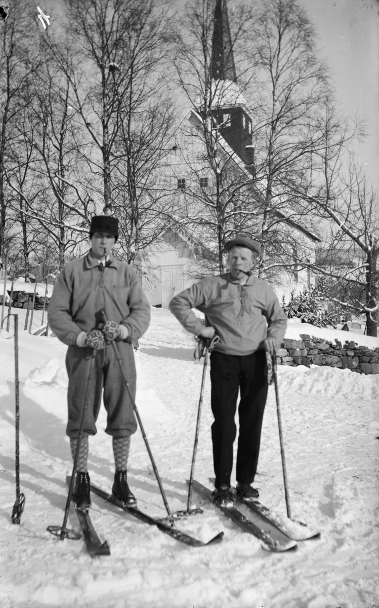 Follebu kirke. I forgrunnen Halvard Skogvang og Inge Wegård på ski.