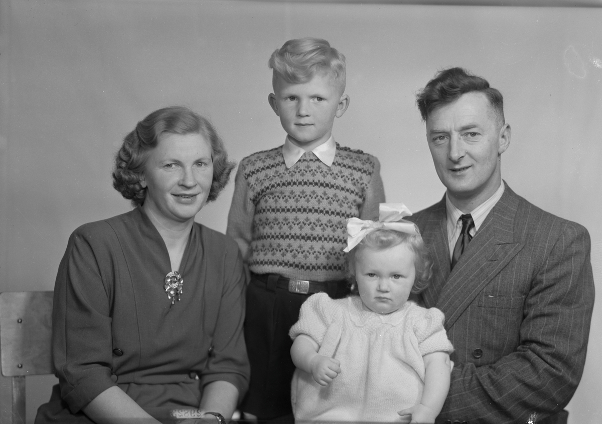 Karl Meyer med kona Signe og barna Fredrik og Sonja