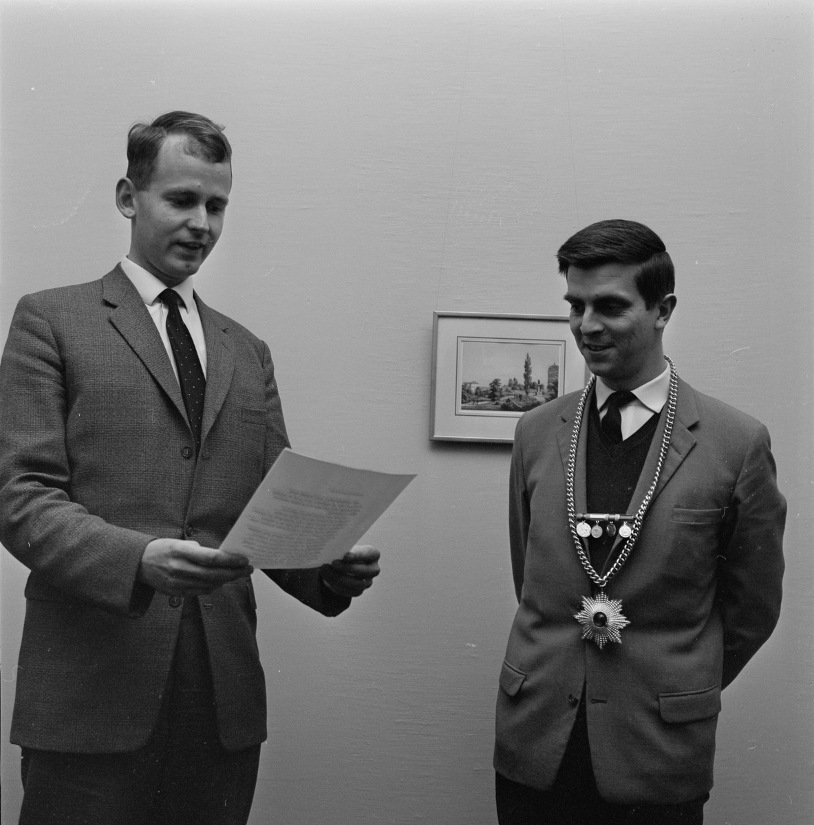 Skånelandens nations förste kurator Claes Elliot blev den förste bäraren av nationens nya kedja, Uppsala 1965