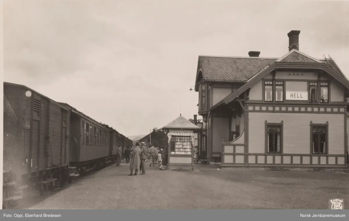 Hell stasjon med persontog til Storlien, tog 487, i spor 1. I dette toget medfulgte direkte vogner til Stockholm