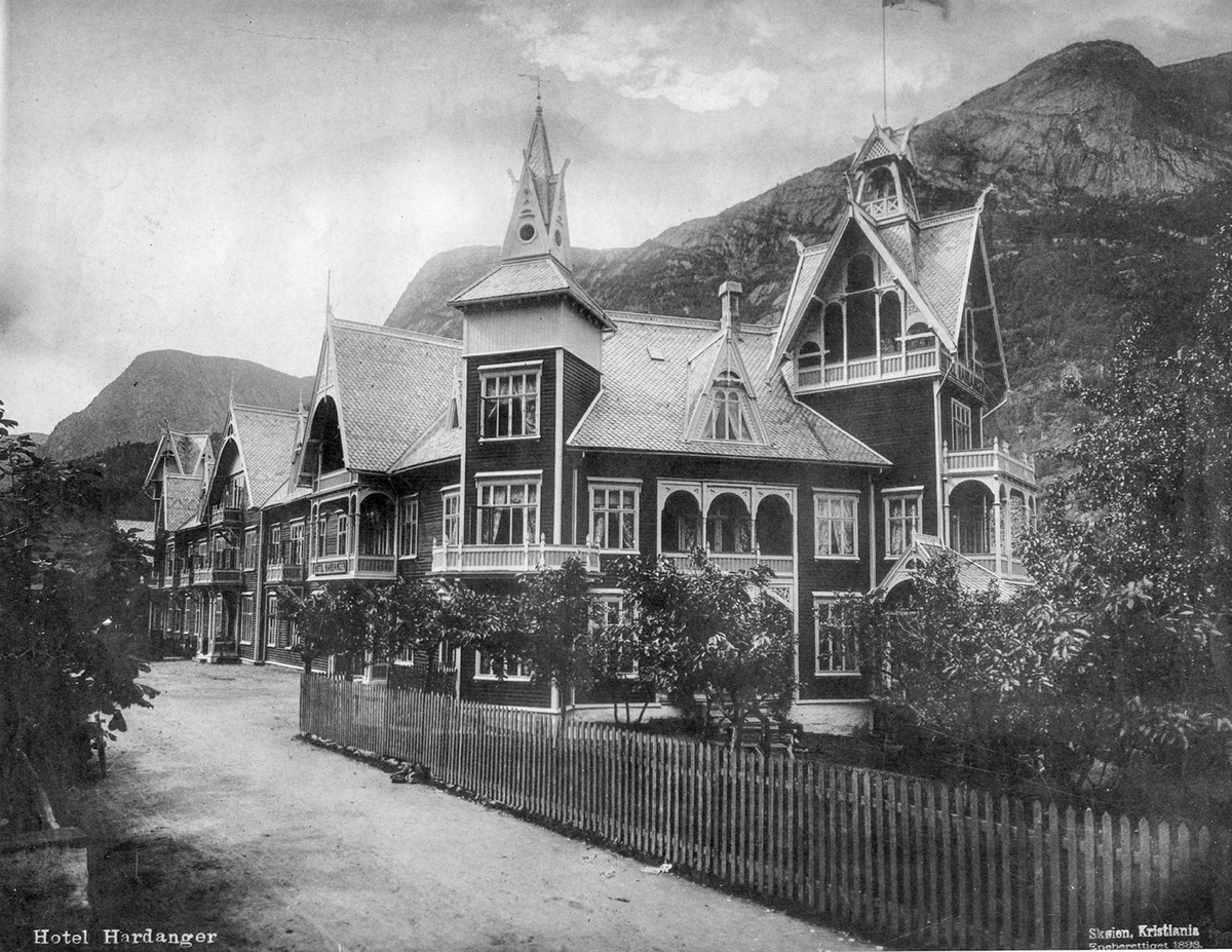 Hotel Hardanger i 1898, sett frå nordaust.