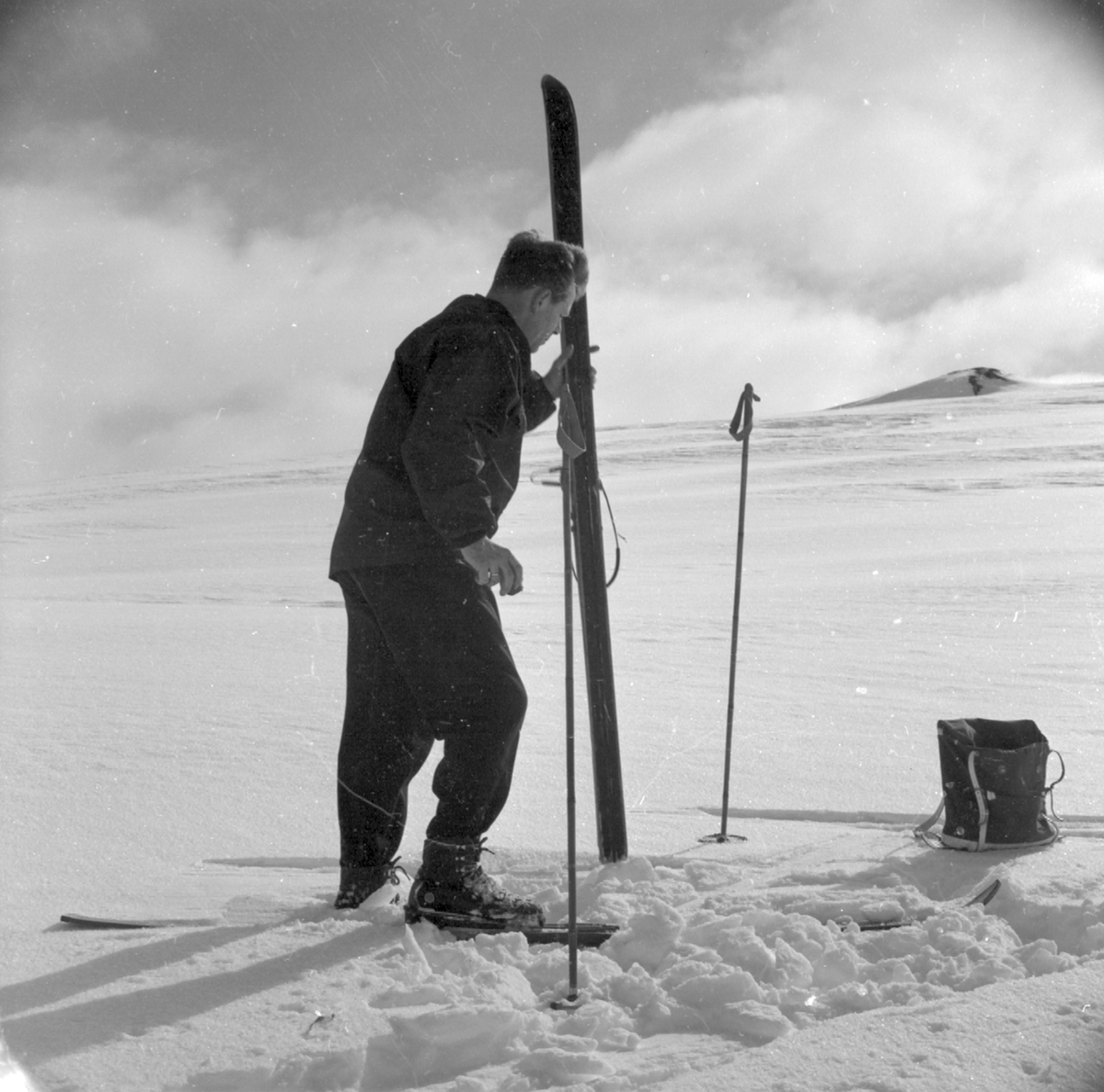 Smøring av ski på Seljestadfjellet. 