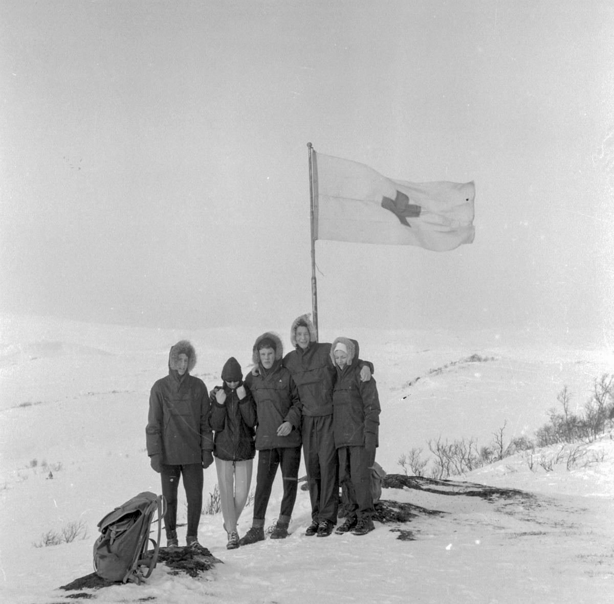 Ungdomar ved Røde Korsflagget på Løyning.