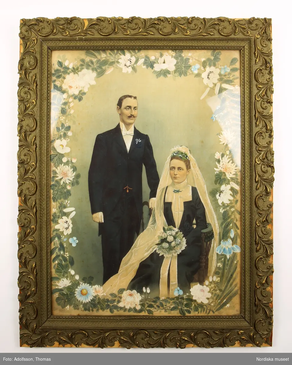 Bröllopsfotografi, dubbelporträtt av man och kvinna iförda bröllopsdräkt.