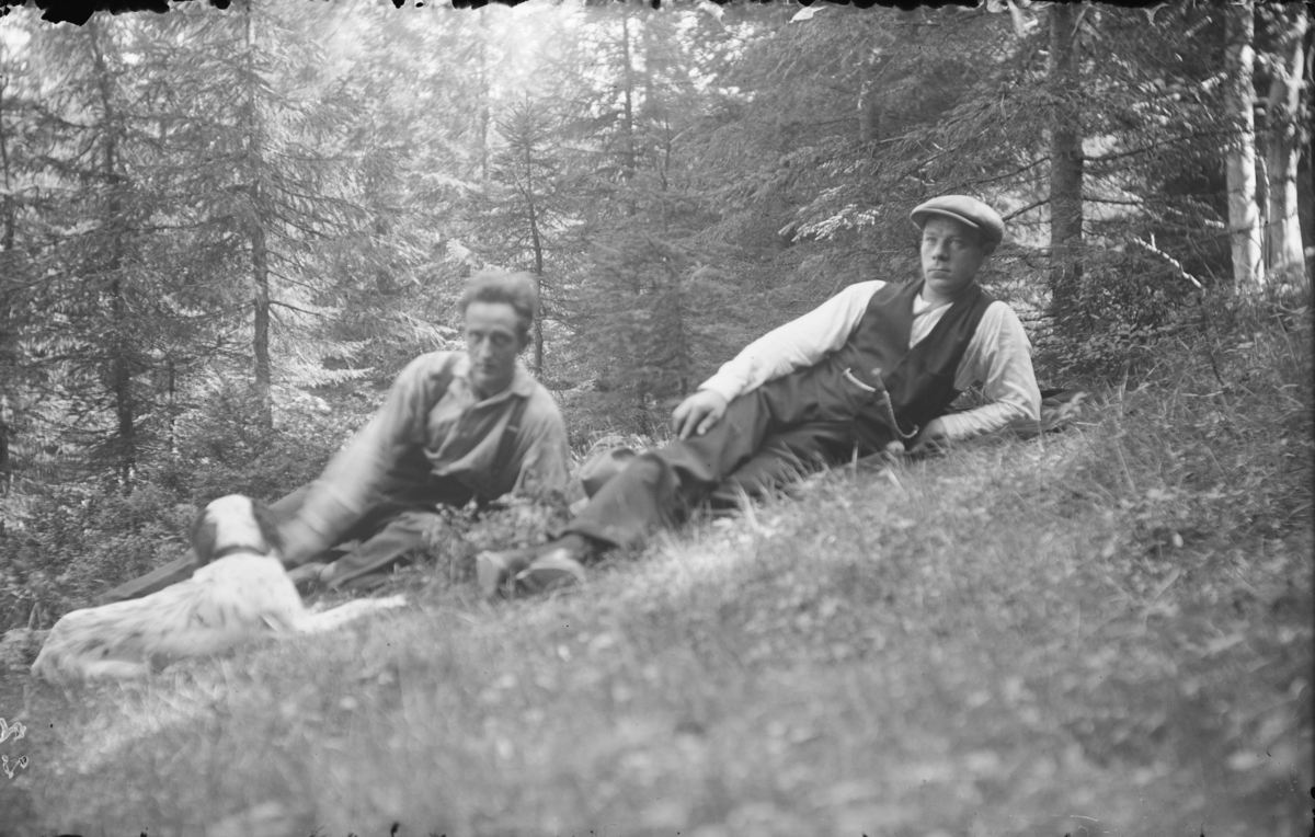 To karer i en skog med hund høsten 1930. Karl Olav Moe til venstre.