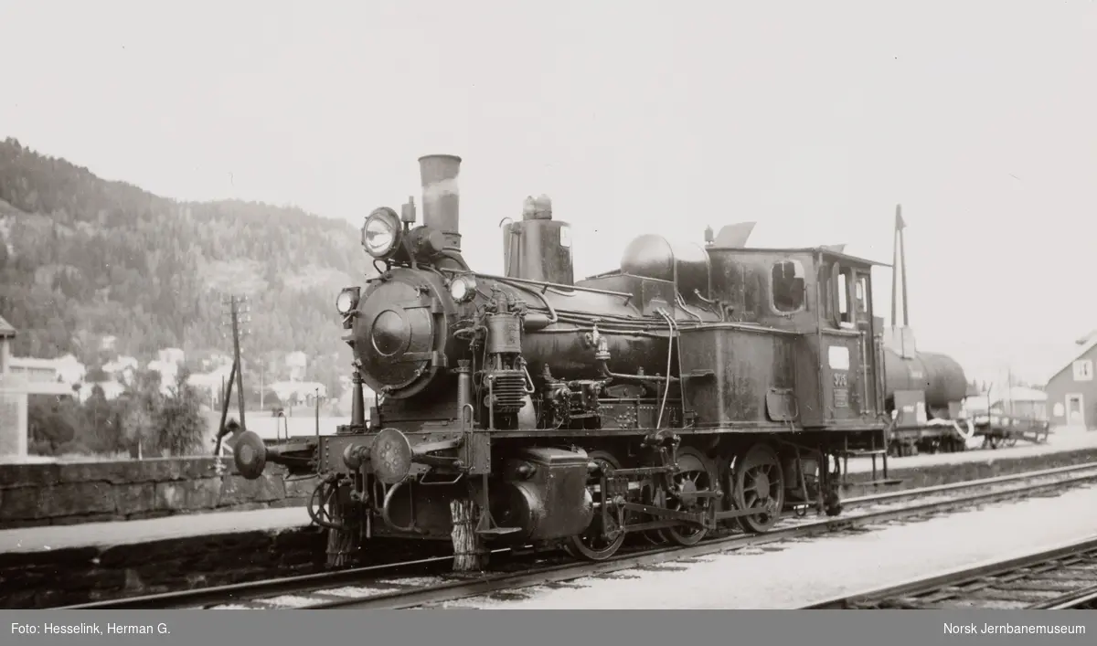 Damplokmotiv type 25a nr. 306 på Ål stasjon