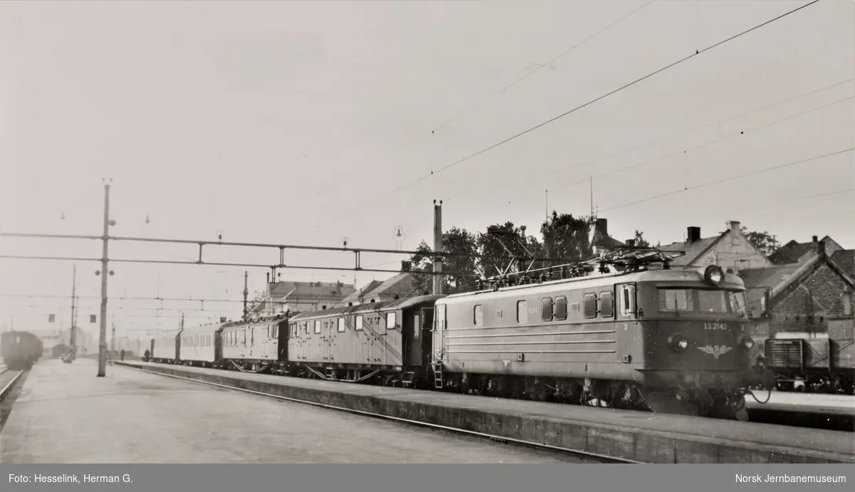 Elektrisk lokomotiv El 13 2142 med persontog fra Trondheim til Oslo Ø over Røros, tog 302, på Hamar stasjon