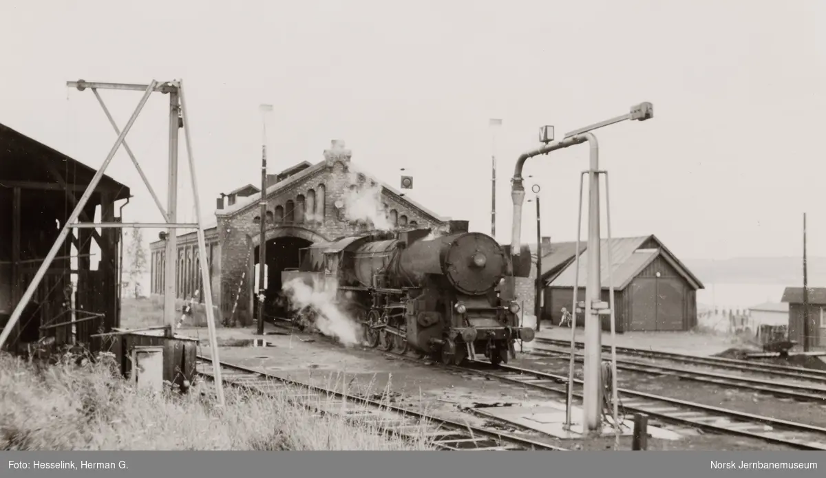 Damplokomotiv type 63a nr. 5573 ved lokomotivstallen på Gjøvik stasjon