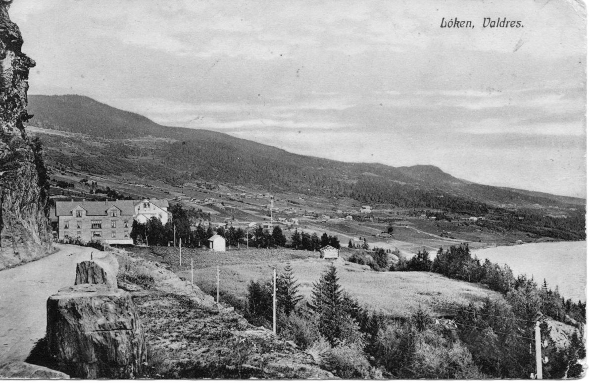 Løken Hotell og Kvålsgardane ca 1916. Kvithøvd i bakgrunnen.