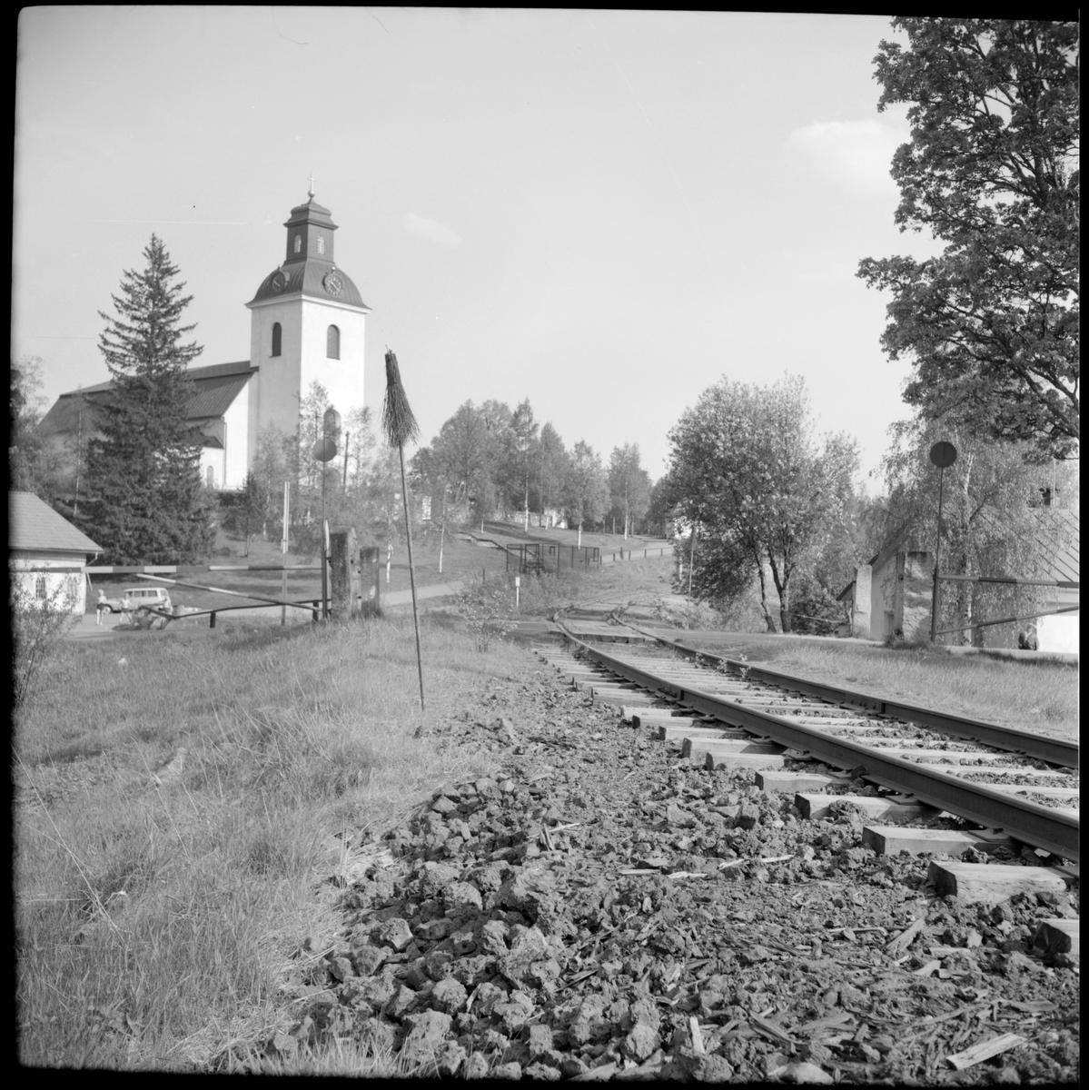 Plankorsning med "kvastmärke" som riktmärke för snöplogning. I bakgrunden Garpenbergs kyrka.