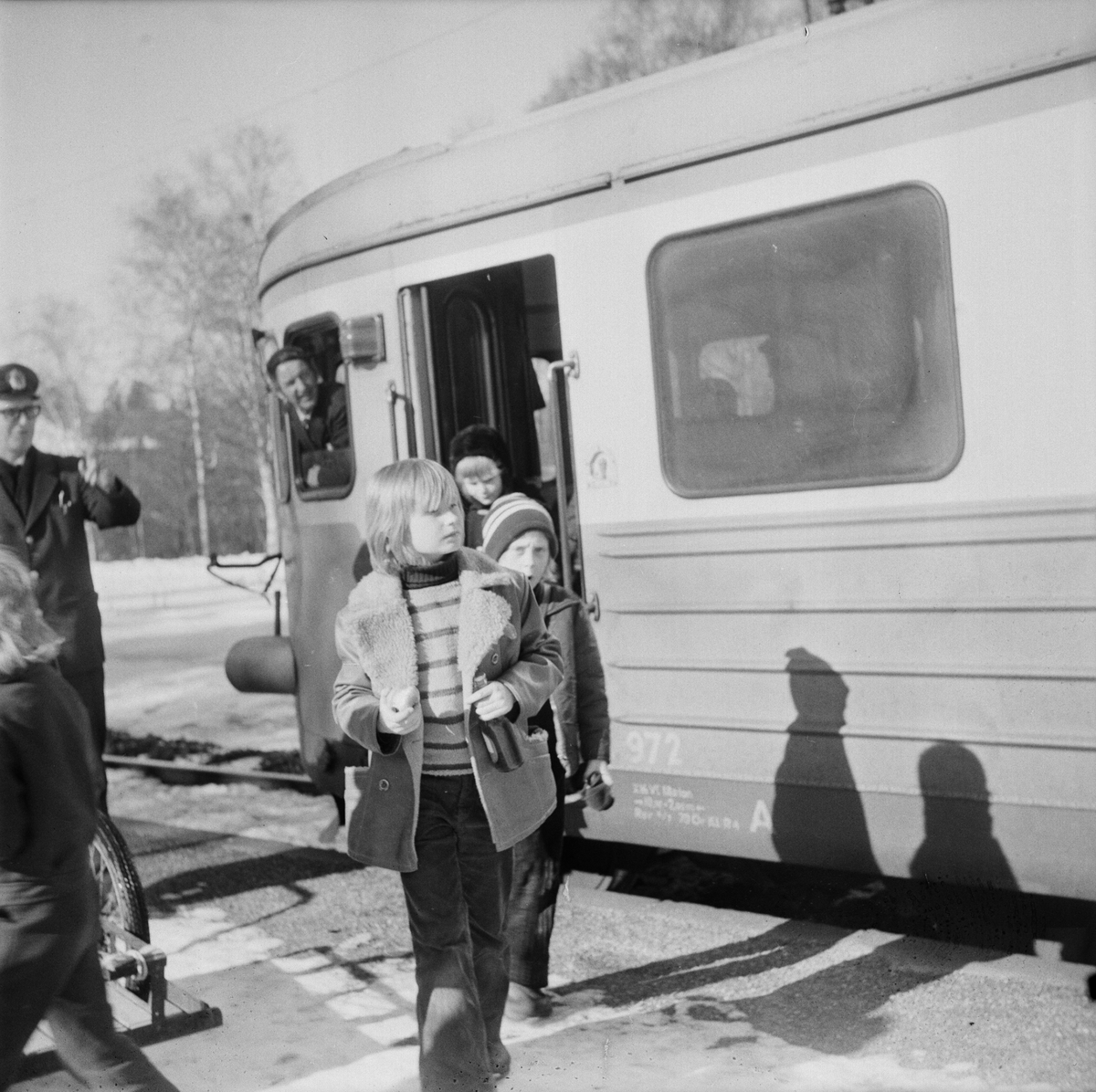 Köpa biljett och åka tåg, populär lektion i Örbyhus, Uppland, mars 1972