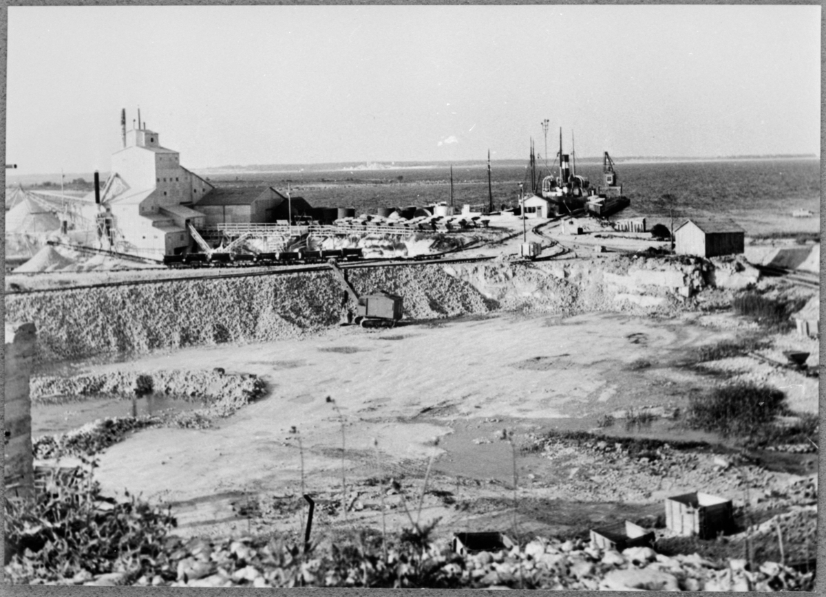 Vy över Smöjen kalkbruk och hamn. - Järnvägsmuseet / DigitaltMuseum