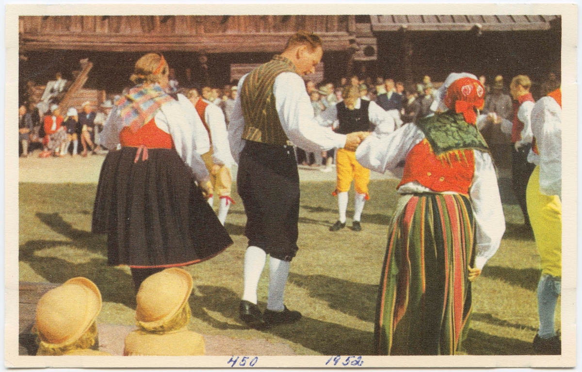 Vykort med motiv från Skansen. "Folkdans på Moragården".