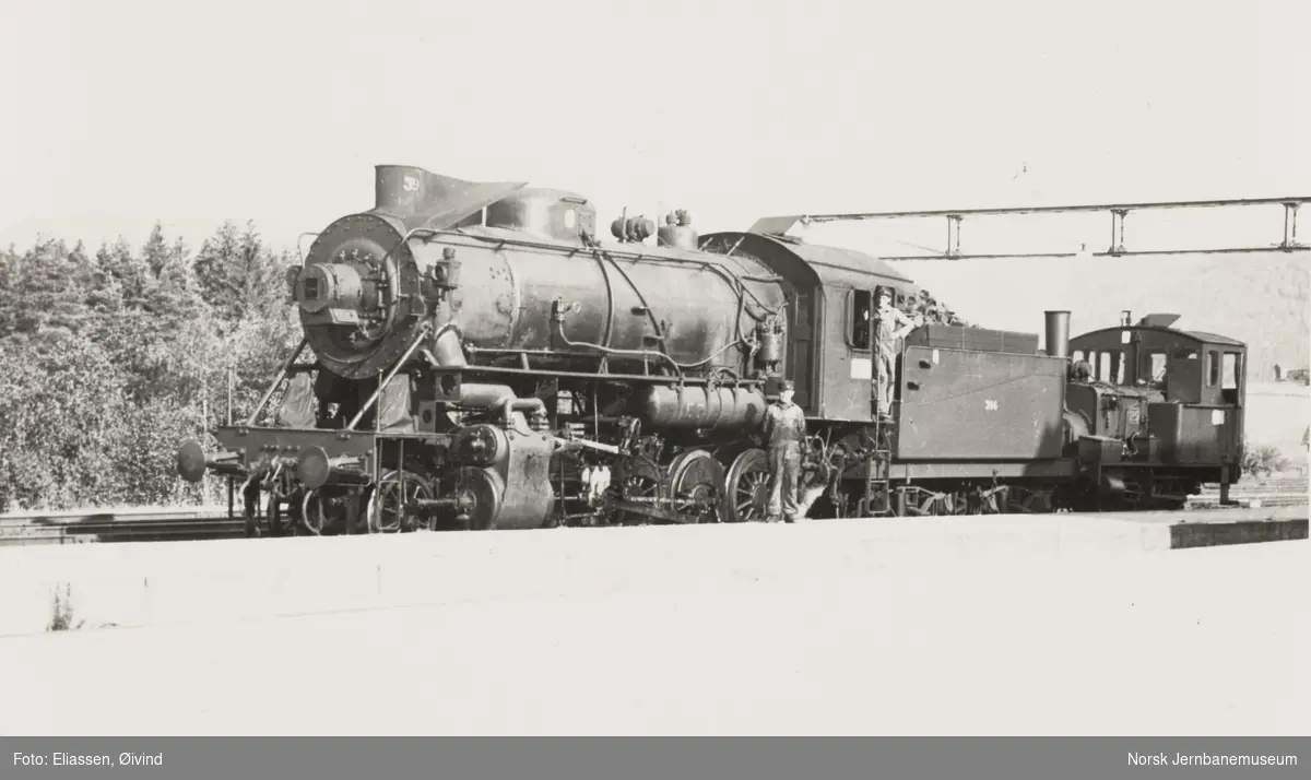 Damplokomotiv type 33c nr. 396 og type 7a nr. 25, trolig på Lunde stasjon