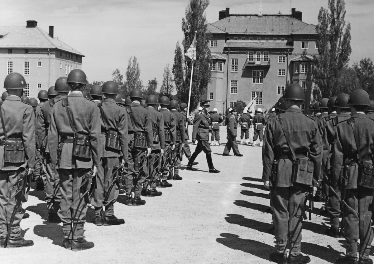 Fanöverlämning den 7 juni 1958

HM Konungen visiterar regementet.

Lägg märke till att den helt nya uniform m/58 bärs. Till kpist bars fyra magasin i en särskild väska, en lösning som snart ersattes av stridsselen.