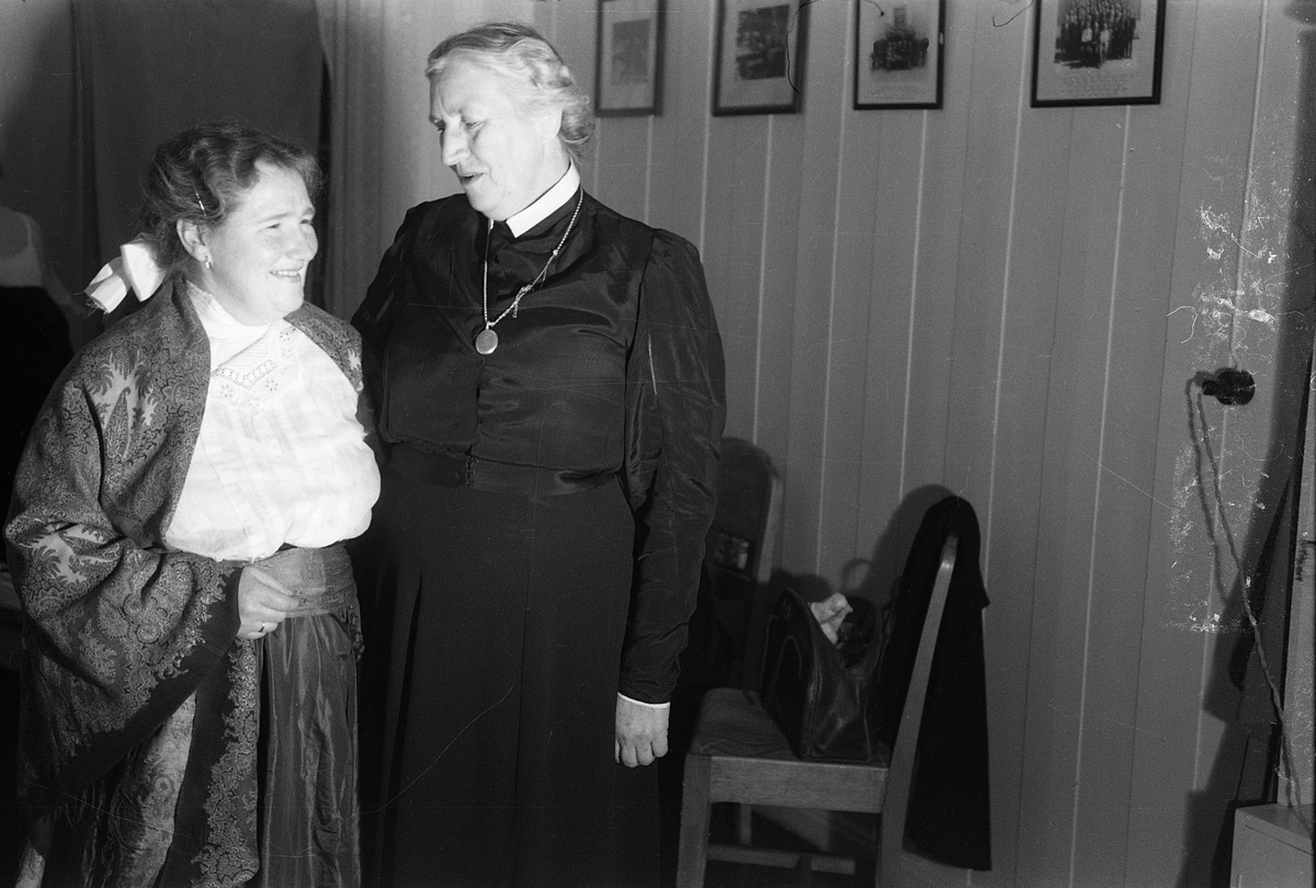 Avfotografert portrett av to kvinner, tydeligvis iført et kostyme. Til venstr står Alfhild Bråten, den andre er ukjent. Bildet er tatt på et ukjent sted.