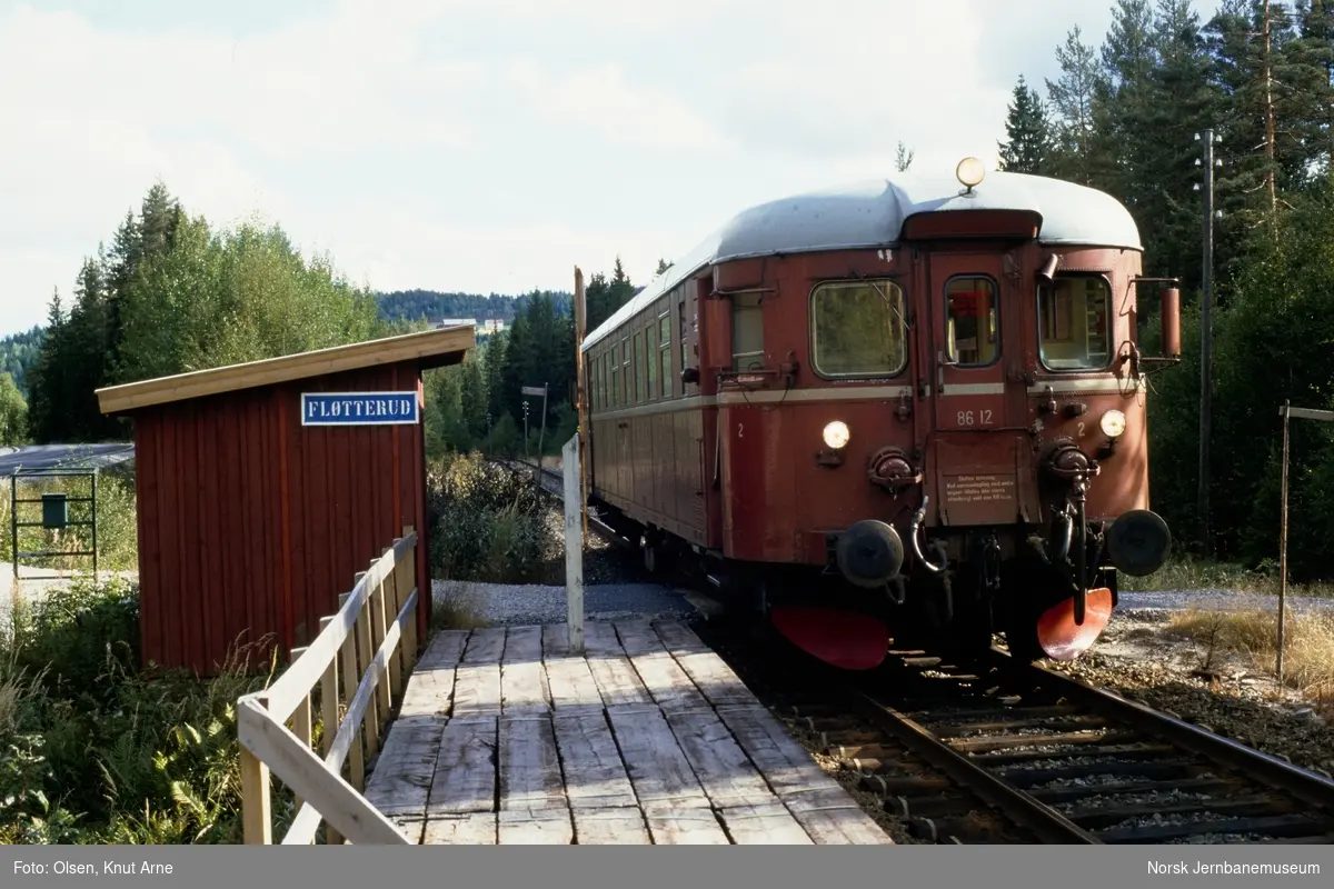 Dieselmotorvogn BM 86 12 med persontog til Rødberg på Fløtterud holdeplass