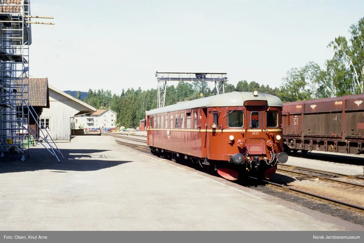Dieselmotorvogn BM 86 22 med persontog fra Hamar til Kongsvinger på Flisa stasjon