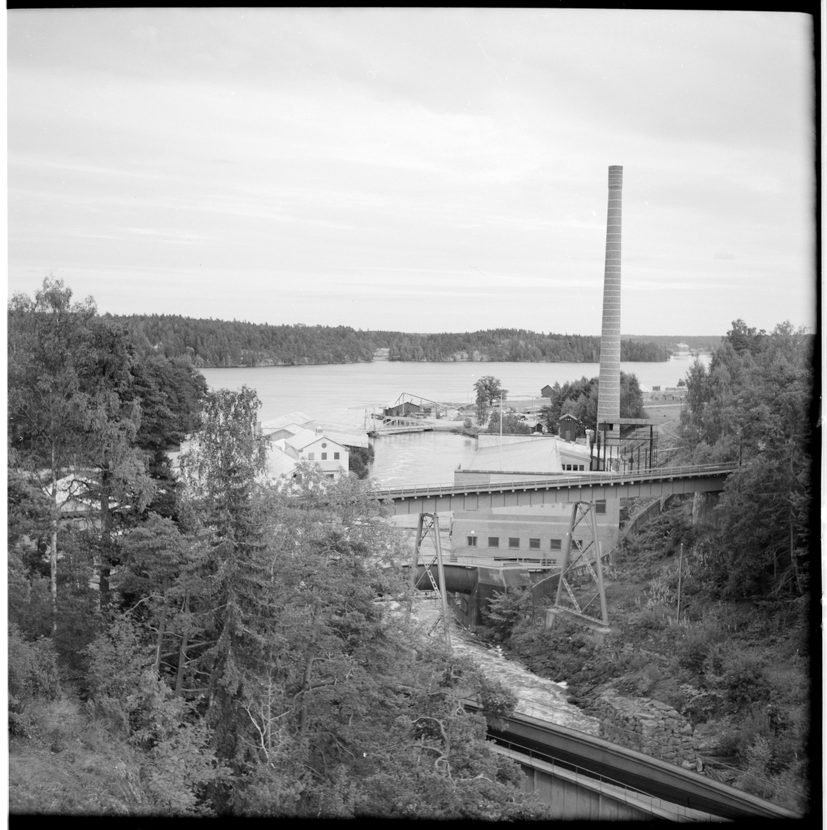 Vid vattenverket i Håverud ses Dal - Västra Värmlands Järnväg, DVVJ:s bro över Håverudsforsen.