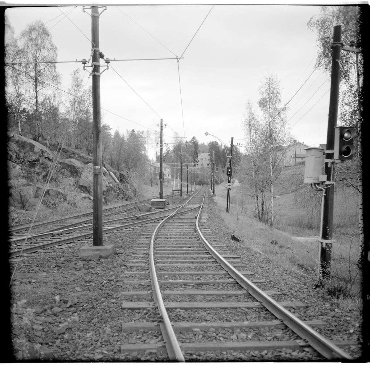 Järnvägsspår och spårväg med växel och ljussignal.