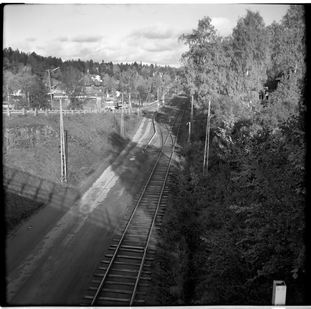 Vy över spårväg och järnvägsspår vid Islinge.