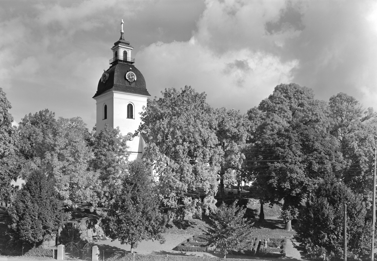 Arbetet med den nya kyrkan i Tjärstad leddes under 1770-talet av byggmästare Petter Andersson och gavs en enkel, kärv tempelstil. Resultatet blev en stor salsbyggnad med rakt avslutat kor. Tornet tillkom inte förrän 1795 efter förslag av den kände stiftsbyggmästaren Casper Seurling.