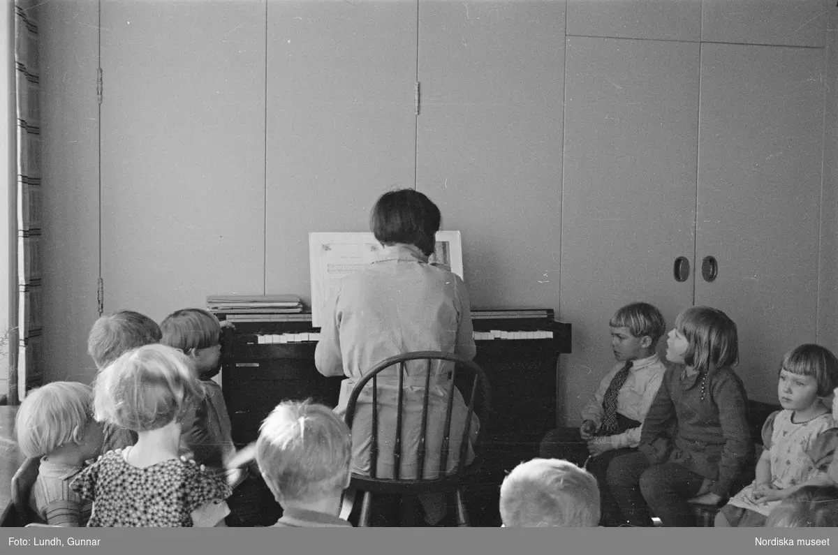 Motiv: H.S.B.s lekstuga på Skeppargat. (gärdet) (Skeppargatan) (HSB);
En kvinna läser en saga för en grupp barn, en kvinna och ett barn, ett gråtande barn, en kvinna spelar piano för en grupp sjungande barn.

Motiv: H.S.B.s hus i kvarteret "Marmorn" på Skinnarviksbergen lekstugan (HSB);
Två sittande barn.