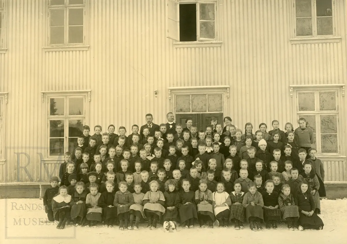 Skolebilde Fredheim skole, elever og lærere vinteren 1922