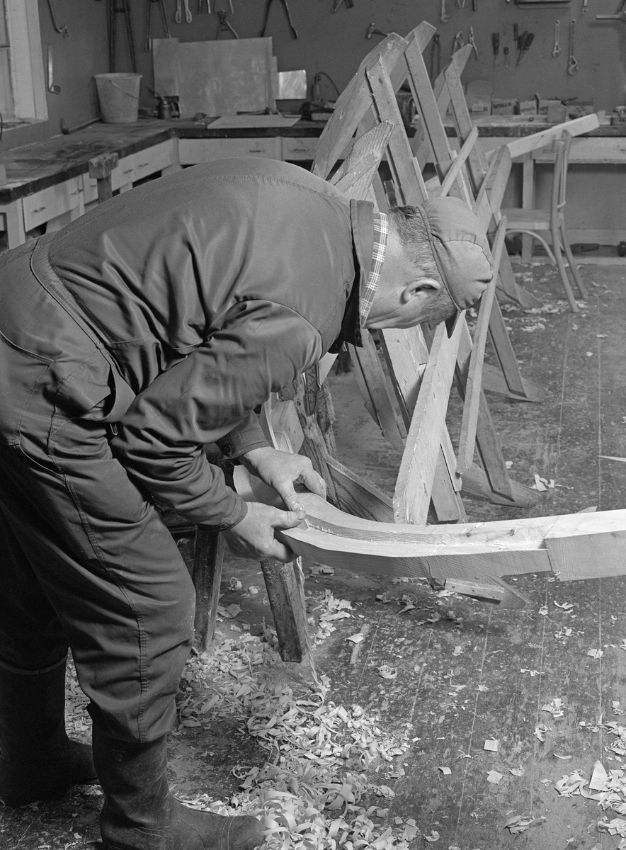 Bygging av fløterbåt (Flisa-båt) Nov. 1984. Glomma fellesfløtningsforenings verksted på Flisa. Bordendene blir presset mot stavnen, for å se at de blir liggende riktig.