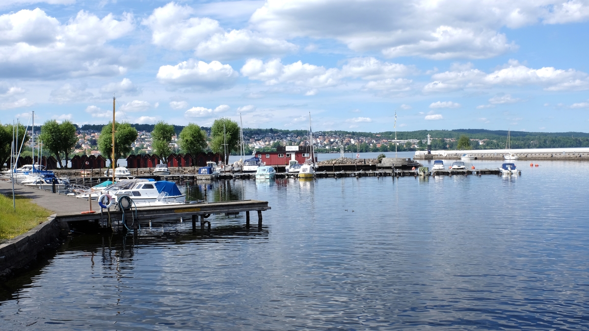 Några småbåtar ligger förtöjda i Jönköpings hamn.