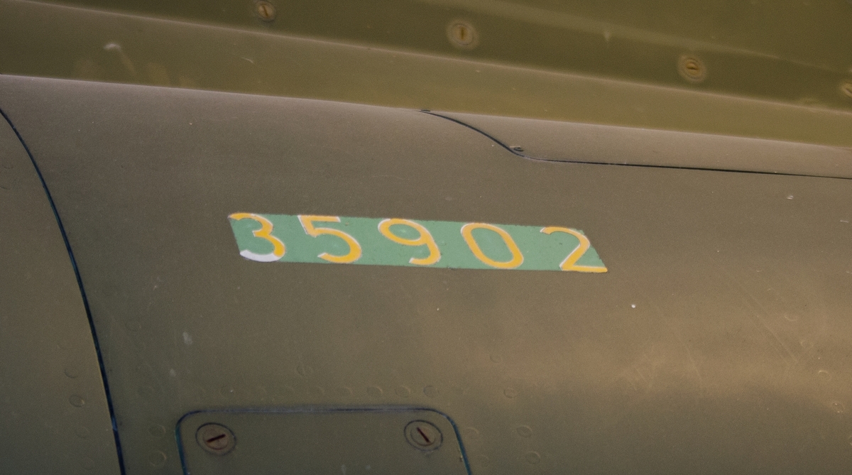 Spaningsflygplan, S 35E
Saab 35 Draken

Märkning: På framkroppen FC; på fenan kodsiffra 12; runt nosen en orangefärgad ring som visar att flygplanet tillhör FC.