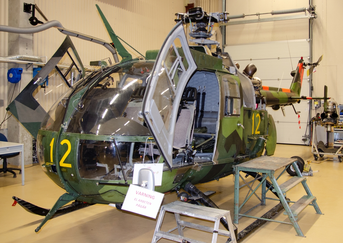 Helikopter, HKP 9A
MBB BO 105 CBS

Kamouflagemålad attackhelikopter, utrustad med två turbinmotorer.
Märkning: Kodsiffra 12 fram och på sidan, kronmärke på bakkroppen samt texten Försvarsmakten bak.