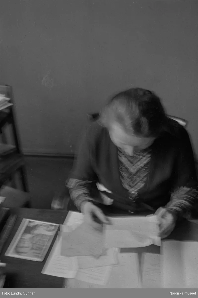 Motiv: Tyskland, Socialdem. partikvinnor;
Porträtt av en man i uniform "Reichsbannner".

Motiv: Tyskland, Socialdem. partikvinnor;
En man sopar skräp på gatan, en kvinna läser brev vid ett skrivbord.