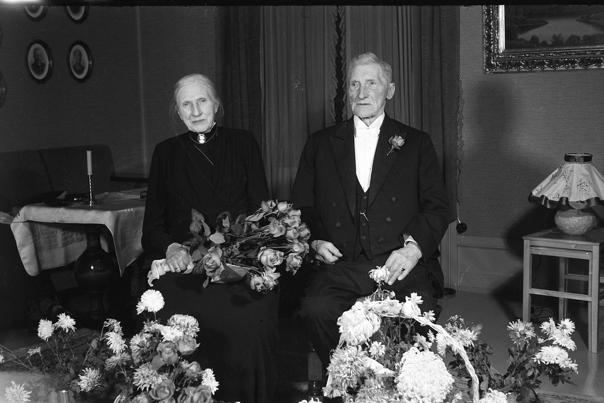 To portretter av David og Helene Seierstad, trolig tatt ved feiringen  av deres diamantbryllup høsten 1950.