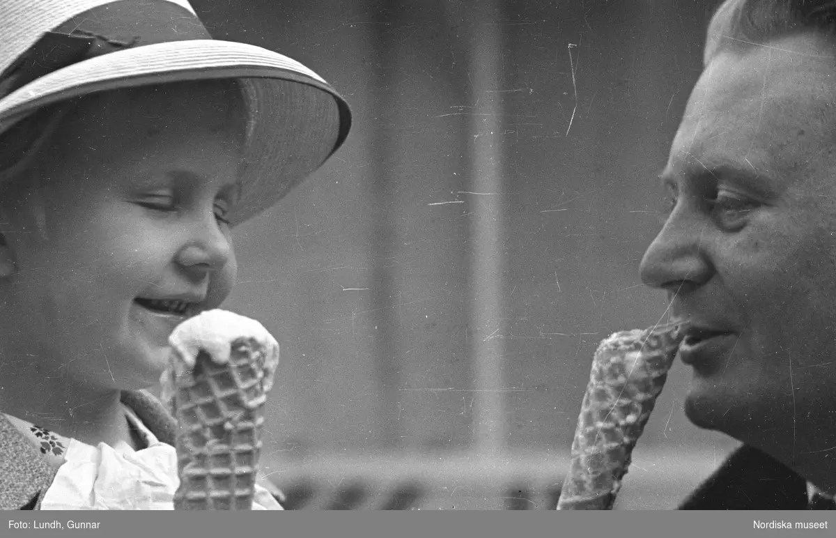 Motiv: G. Nordblads dotter;
Porträtt av en flicka, porträtt av en kvinna och en flicka, en man fotograf Gunnar Lundh ligger i en soffa.

Motiv: (ingen anteckning) ;
Porträtt av en flicka, porträtt av en man och en flicka.

Motiv: G. Nordblad med dotter;
Porträtt av en man äter en glass, porträtt av en flicka och en man som äter en glass, porträtt av en flicka som äter en glass.