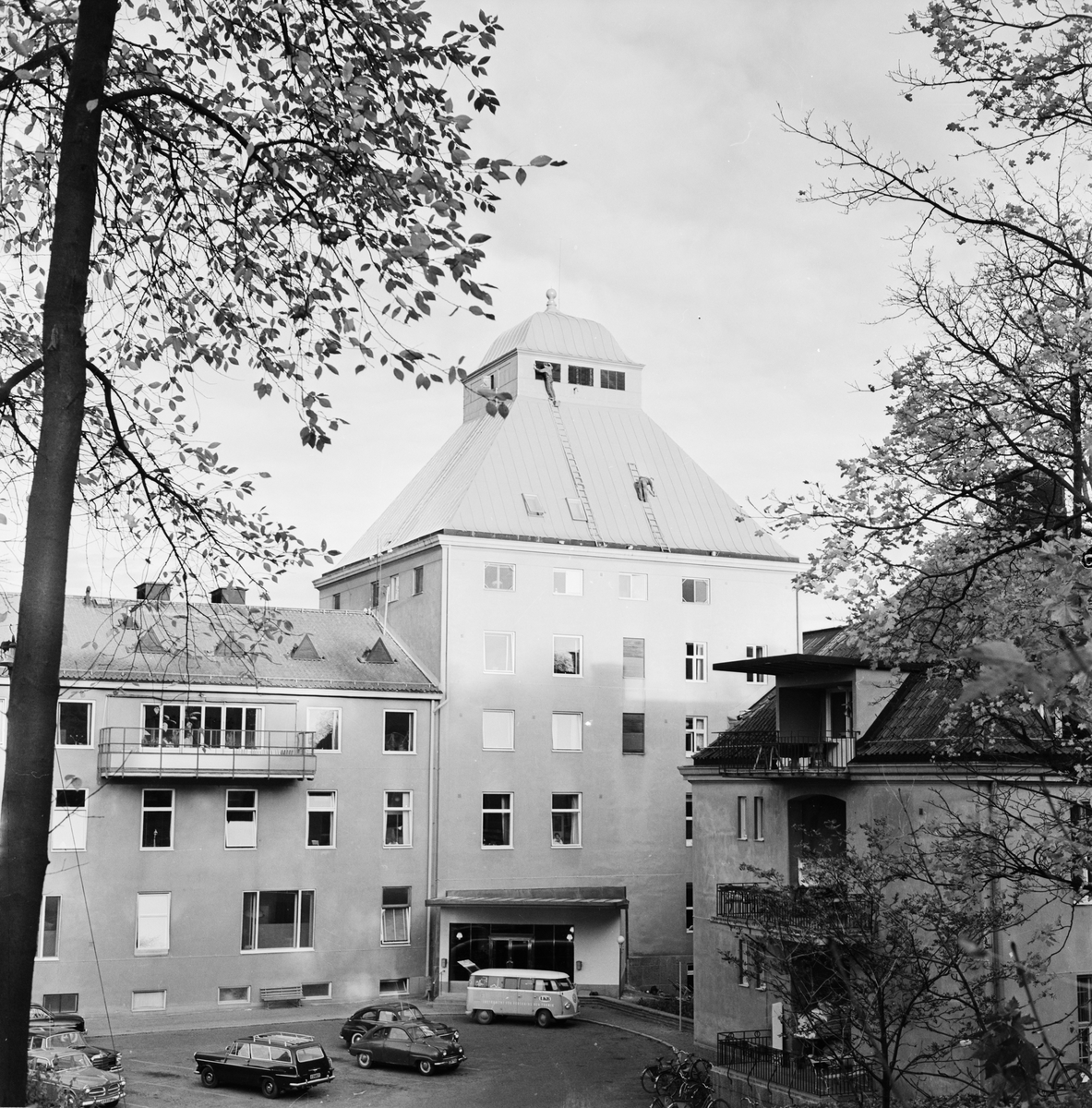 Akademiska sjukhuset, målare på taket, Uppsala, oktober 1961