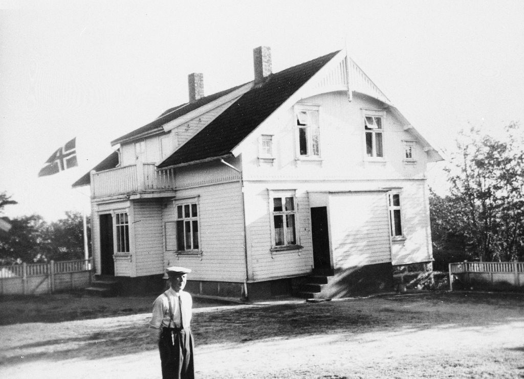 Våningshuset på Vassbø 17. mai 1948. Mannen på gardsplassen er Kristoffer Norheim (1883 - 1969)
Huset vart bygd 1908, ombygd 1952. Nåverande eigar (1990) er Kjetil Norheim (29.5.1953 - ).
N.B. : Fotografen Asgaut Erdal var dreng på Vassbø og frå Sunnfjord.