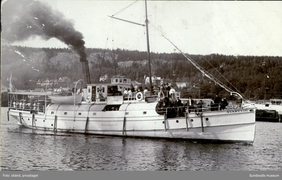 Vykort med motiv av ångbåten Svartvik med passagerare i Sundsvalls hamn.