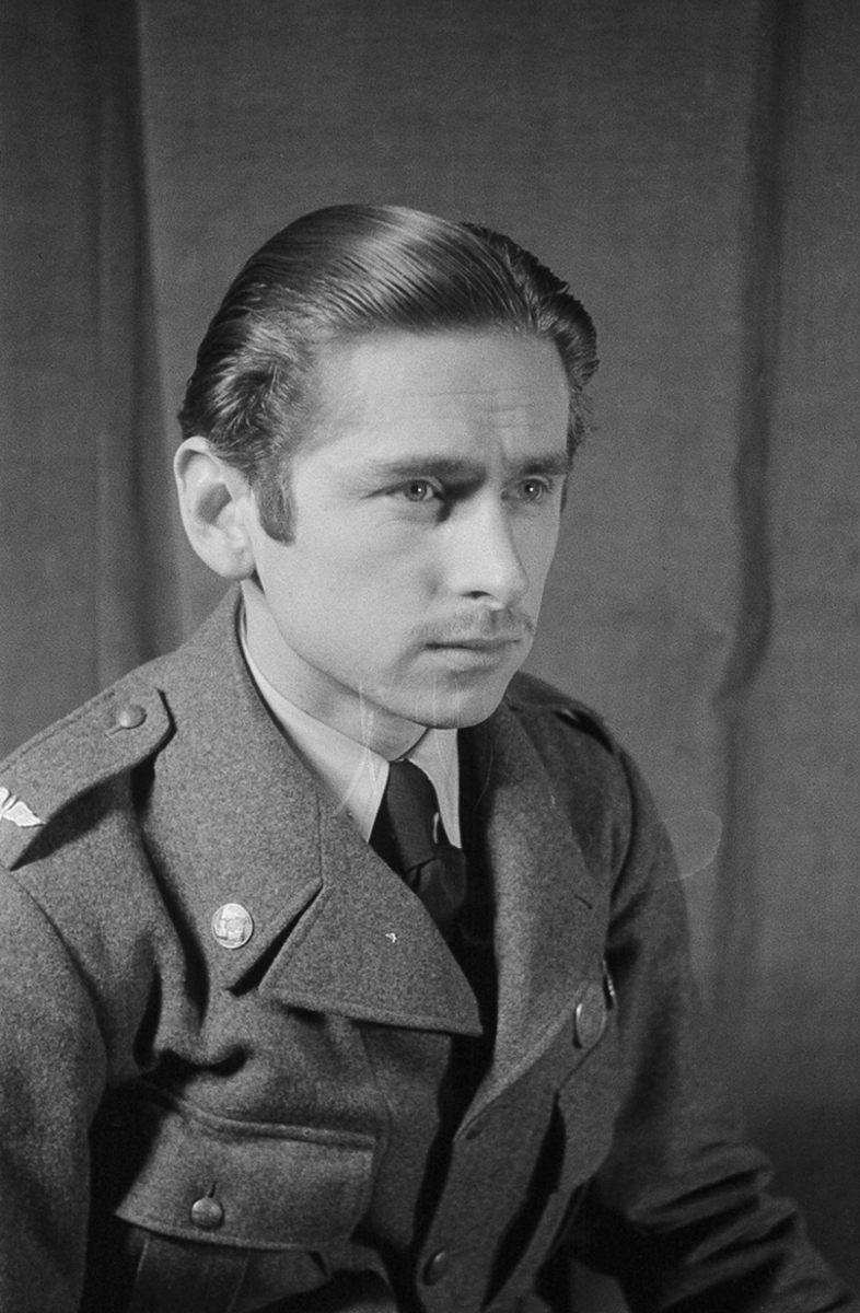 Porträttfoto av översergeant Bengt Olaus Robert Dahlström (nummer 801), väderleksbiträde vid F 19, Svenska frivilligkåren i Finland under finska vinterkriget, 1940.