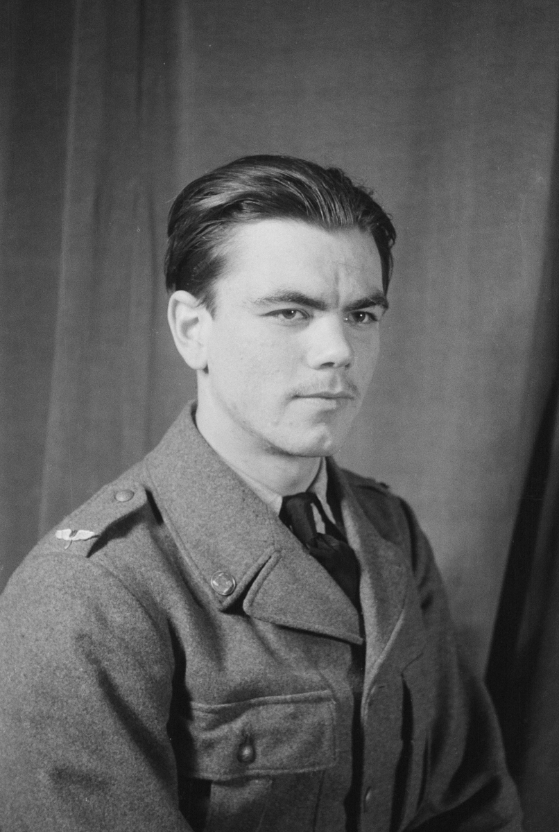 Porträttfoto av sergeant Bertil Lennart Jakobsson (nummer 786), mekaniker vid F 19, Svenska frivilligkåren i Finland under finska vinterkriget, 1940.
