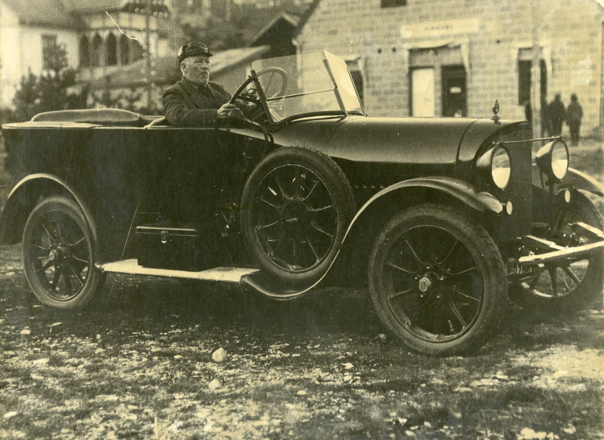 Emil Berge med Opel 1922 modell ved Vålå Bruk i Ringebu.