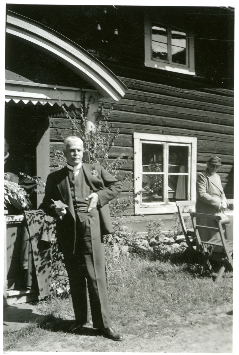 Norberg sn, Norberg.
En man och en kvinna framför gamla Tingshuset, från Engelbrektsutställningen 1934.