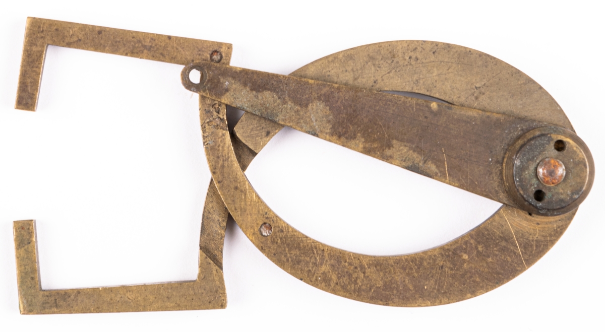 Krumcirkel, av mässing, riktverktyg för balansen av hjul. Har använts i Sehlbergs urmakeriverkstad.