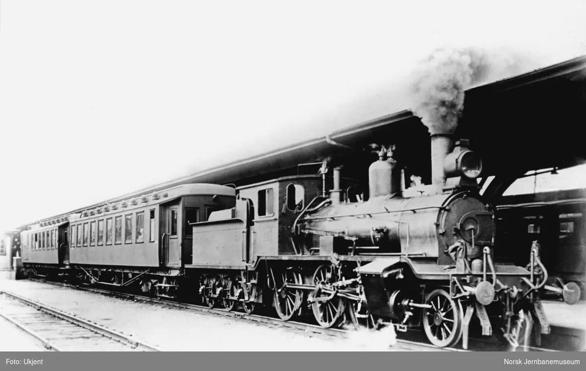 Damplokomotiv type 15c med persontog på Trondheim stasjon