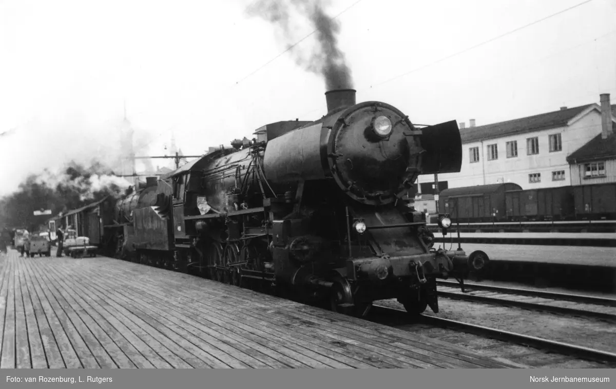 Damplokomotiv type 63a og 31b med persontog til Bergen på Oslo Østbanestasjon