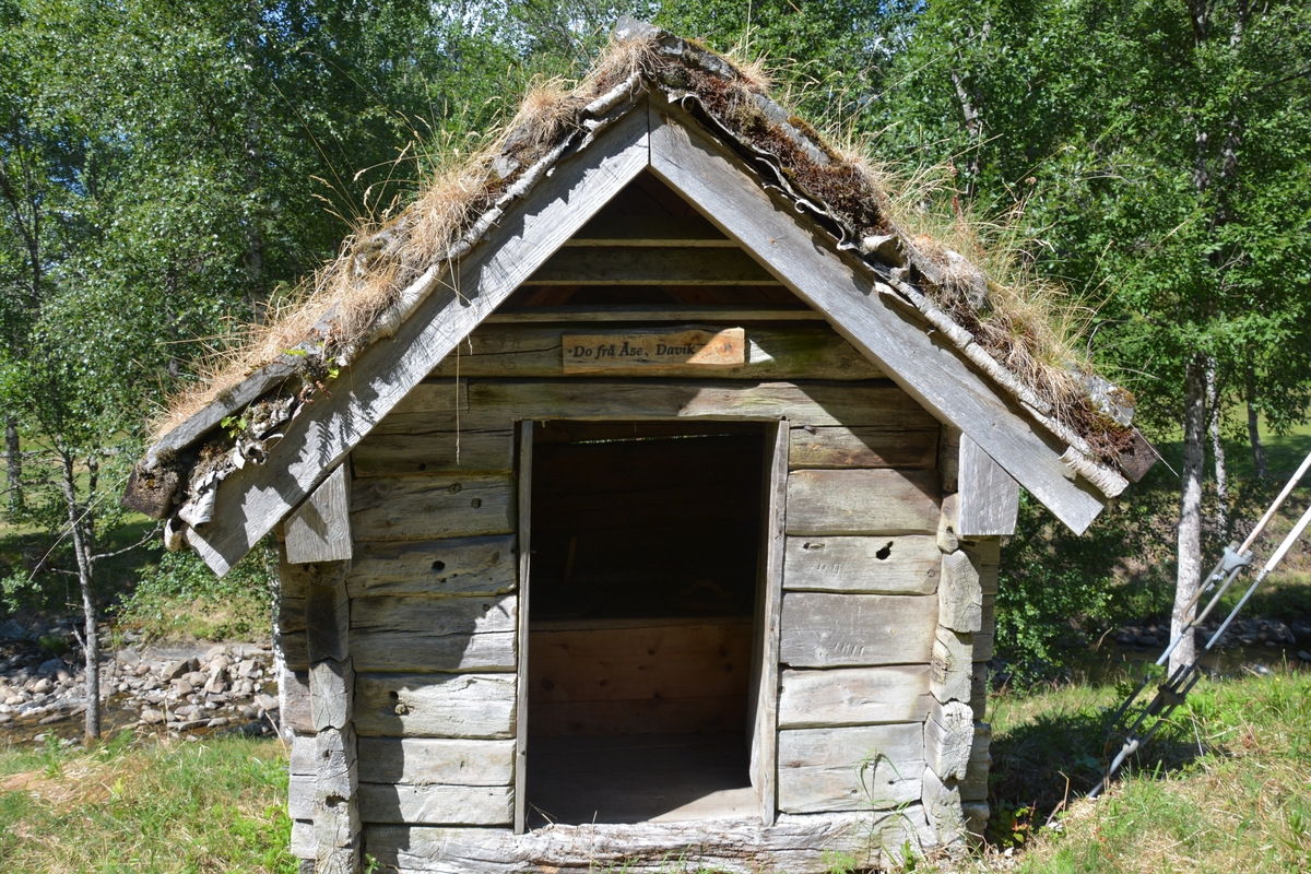 Tømra liten bygning (1 rom), delvis med supanel utvendig. 
Tørrmur og torvtak
Tosetar