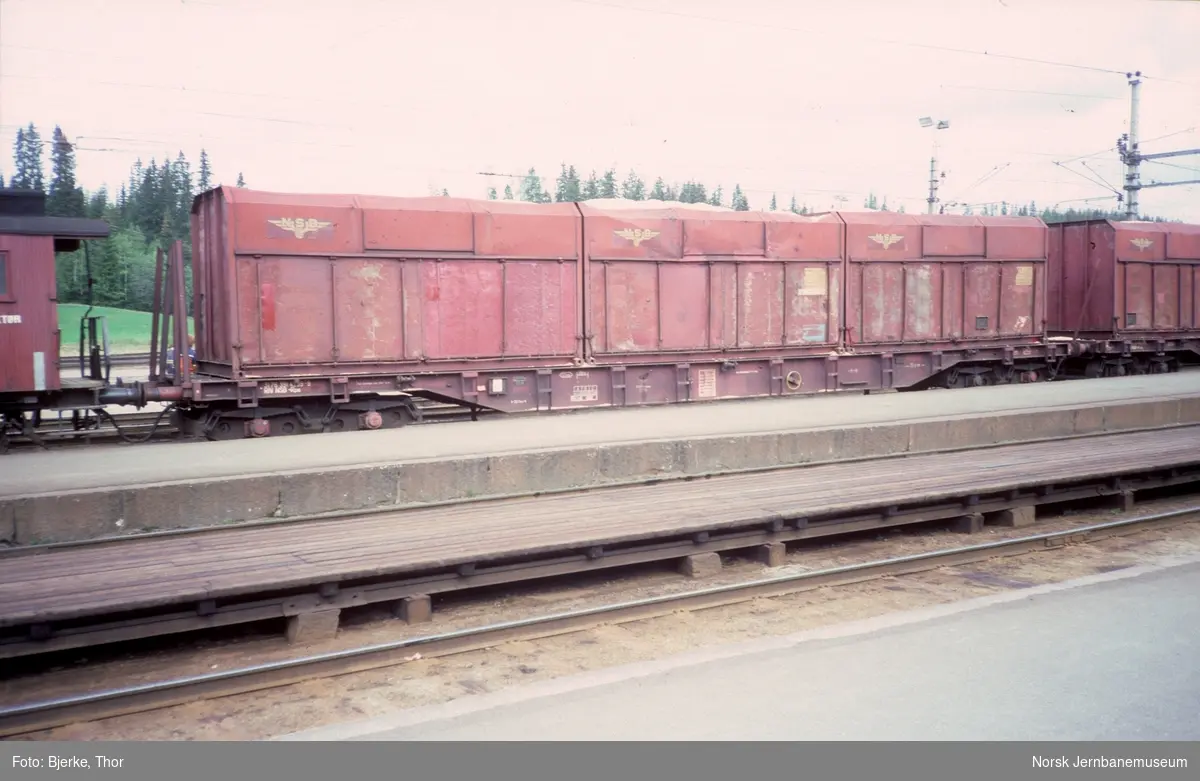 Godsvogn litra Rps nr. 391 4299-9 med fliscontainere på Eina stasjon